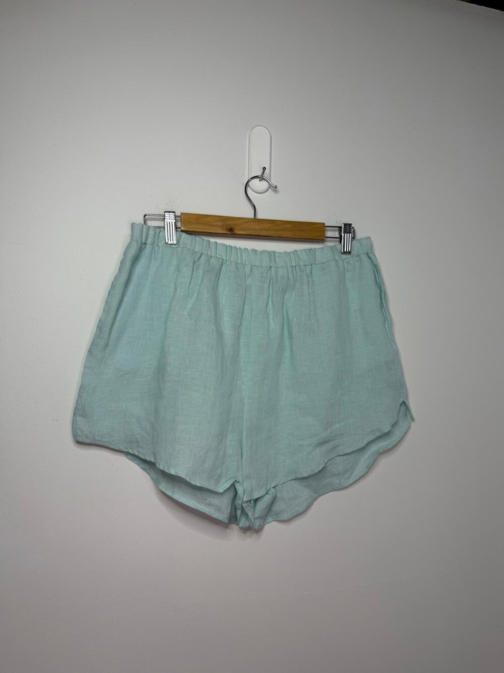 Vitamin A Tallows linen shorts Size Large